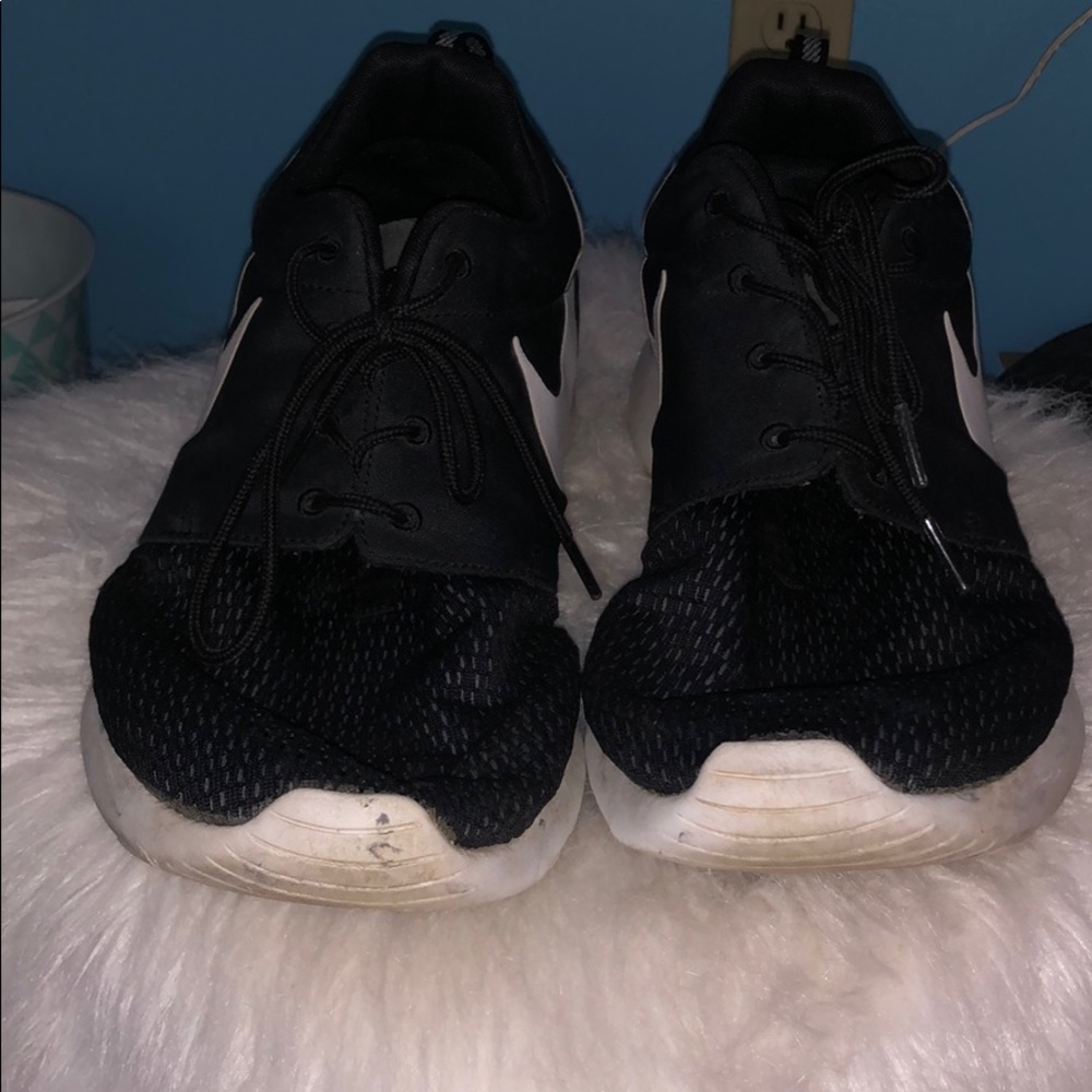 Men’s black Nikes